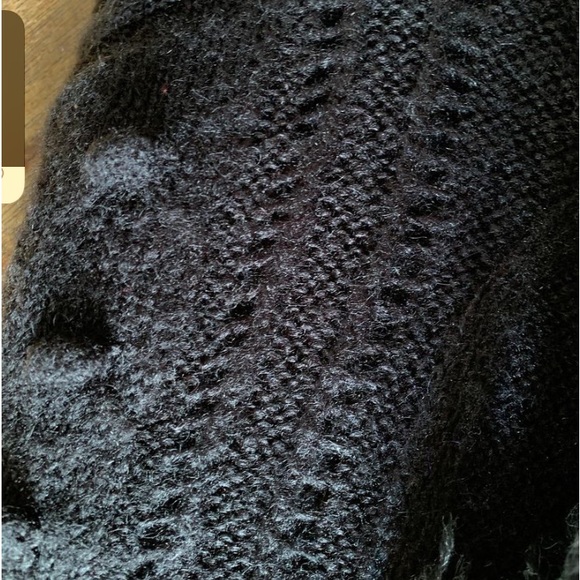 🖤PONCHO🖤 Black Knit Pom Pom Poncho in Excellent Condition 🖤 NICE and SOFT🖤 - Picture 8 of 8